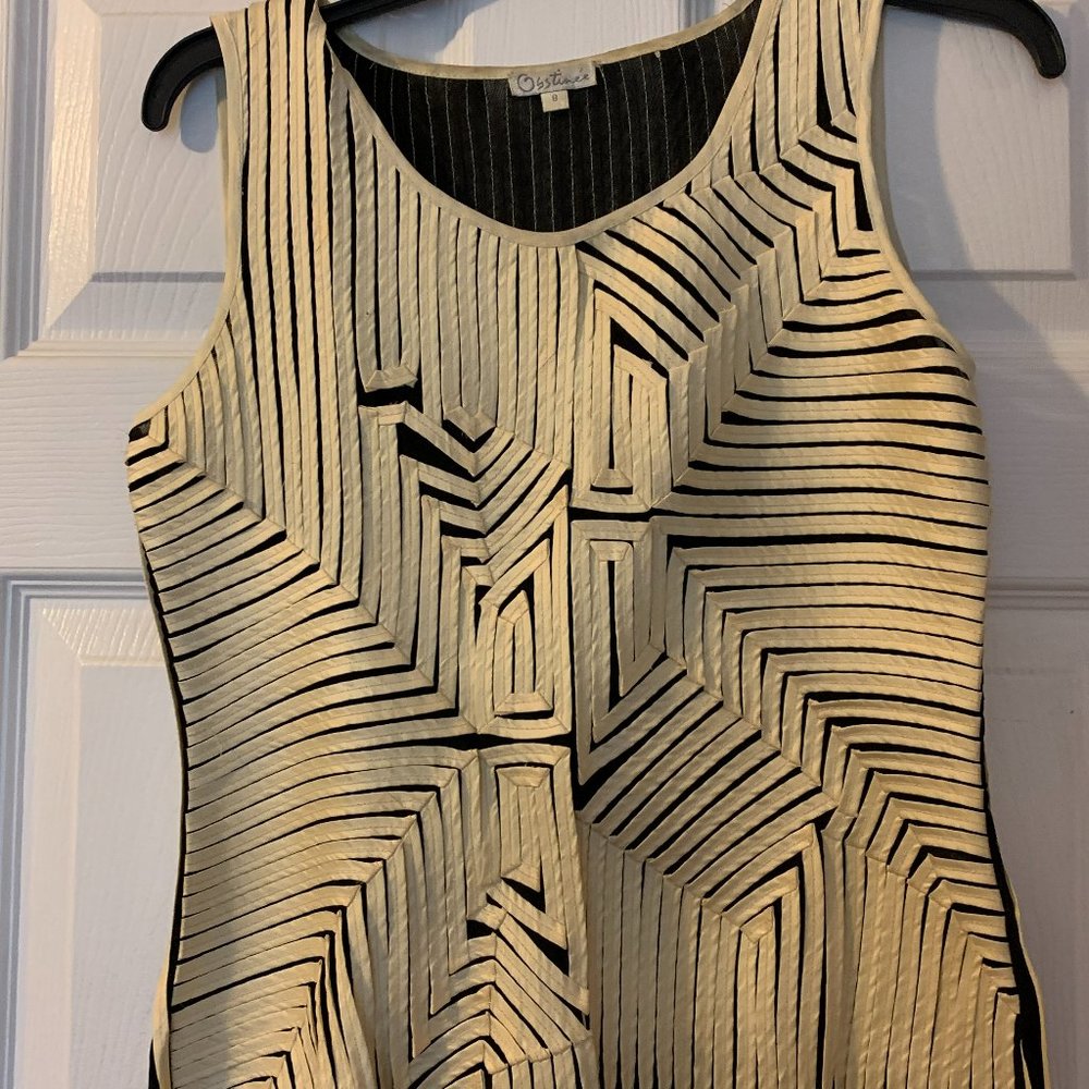 Artsy Osstinee top with geometric pattern.
